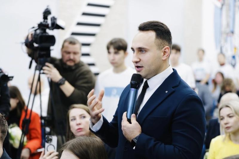 В Самаре губернатор Вячеслав Федорищев наградил лучших волонтеров