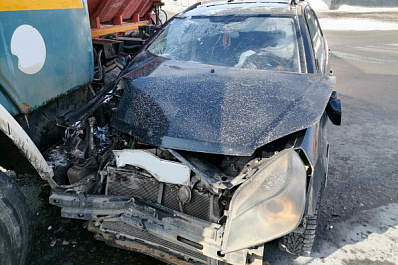 В Самаре на перекрестке "поцеловались" женщина на Geely и снегоуборщик