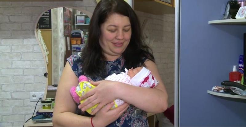 В Самаре из ковидного госпиталя выписали маму с двойняшками