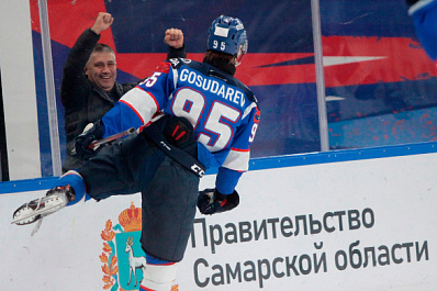 Хоккейная "Лада" застряла в черной полосе