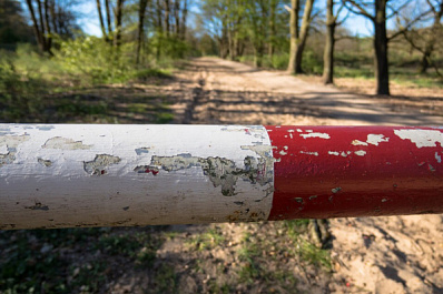 В Самарской области полковник на КамАЗе снес шлагбаум и скрылся