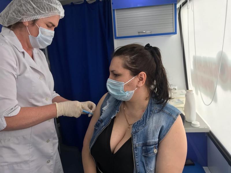 Жители микрорайона Волгарь могут пройти вакцинацию от COVID-19 в мобильном ФАПе