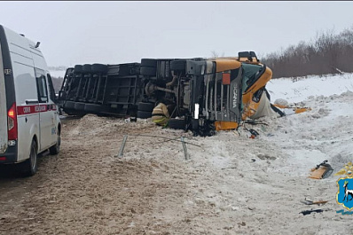 В Самарской области на трассе М5 перевернулась фура