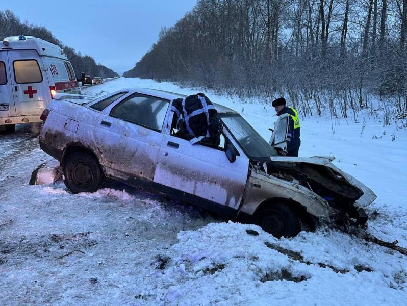 В Самарской области на трассе столкнулись микроавтобус и "десятка"