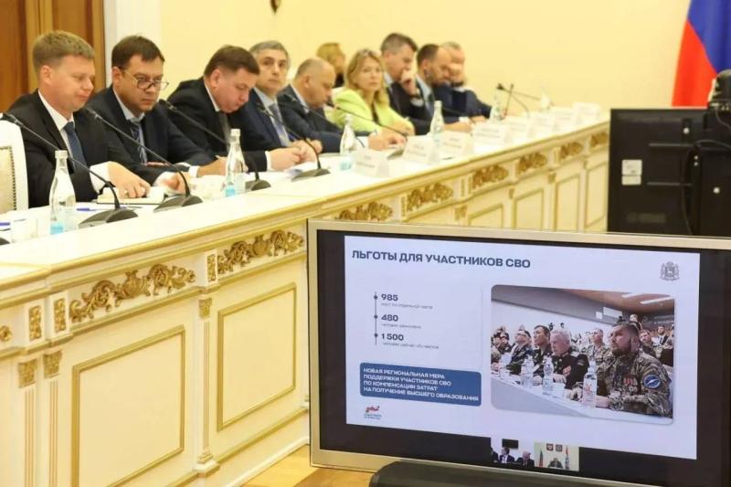 По инициативе губернатора Вячеслава Федорищева самарские стобалльники ЕГЭ получили по 25 тысяч рублей за каждый высший результат