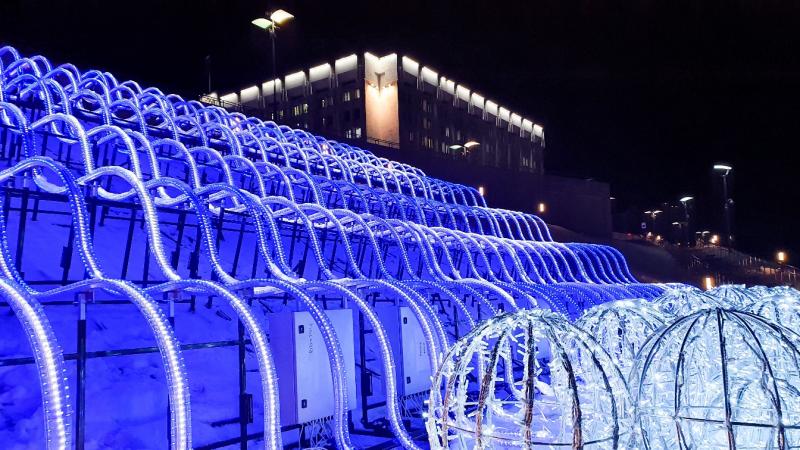 В Самаре завершают установку каскадного 200-метрового светодиодного фонтана