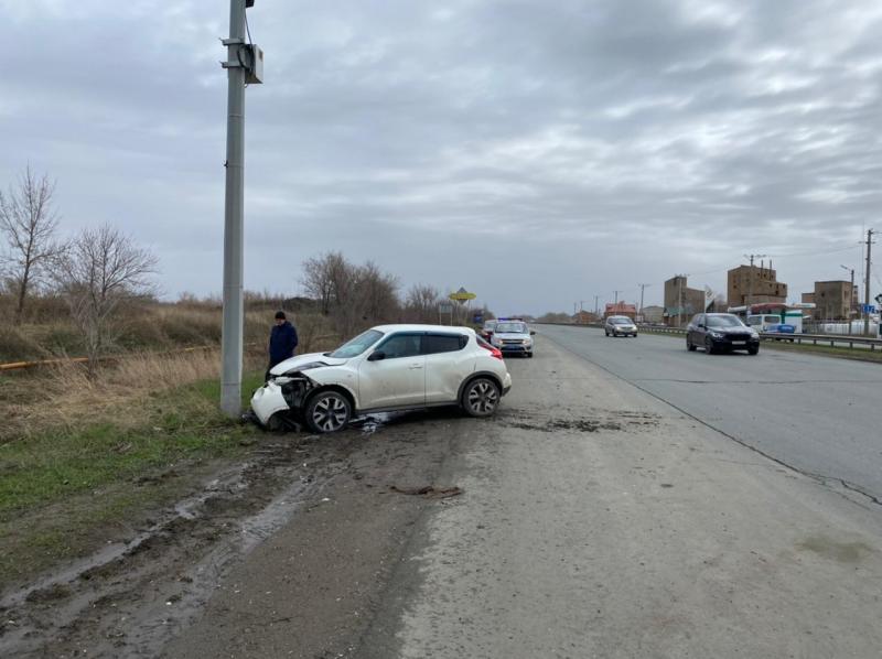 В Самарской области Nissan протаранил световую опору: пострадал водитель