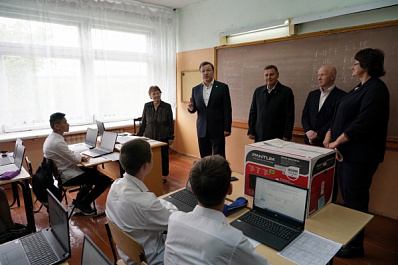 Дмитрий Азаров провел выездные совещания по ремонту сельских школ Сызранского района
