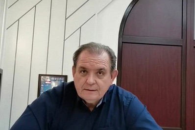 Глава Тольятти поручил коммунальщикам обработать дороги и тротуары противогололедной смесью