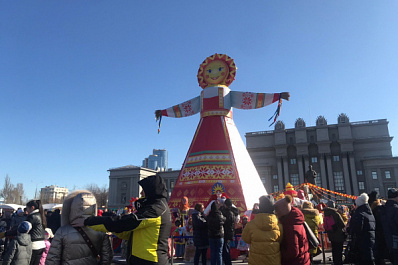 С блинами да песнями: в Самаре прошли масленичные гуляния