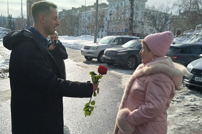"Неожиданно и приятно!": главы внутригородских районов дарят цветы женщинам на улицах
