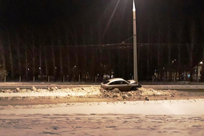 Пьяный водитель врезался в световую опору в Тольятти 