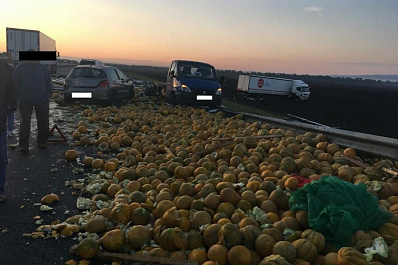 Несколько тонн дынь рассыпалось по трассе в Самарской области после массового ДТП