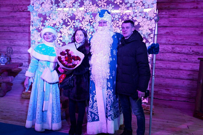 Самарец сделал предложение своей девушке в усадьбе Деда Мороза