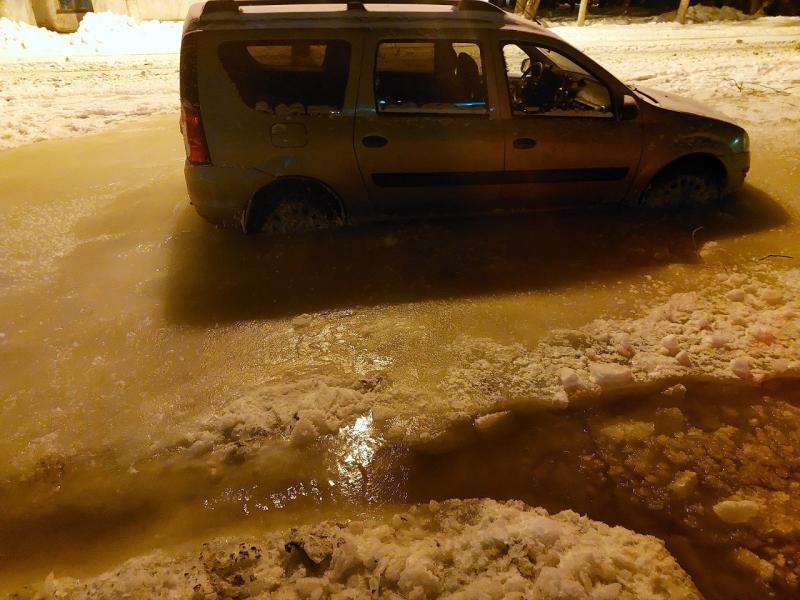 Машины вмерзли в лед: в Самаре на Металлурге затапливает проезжую часть