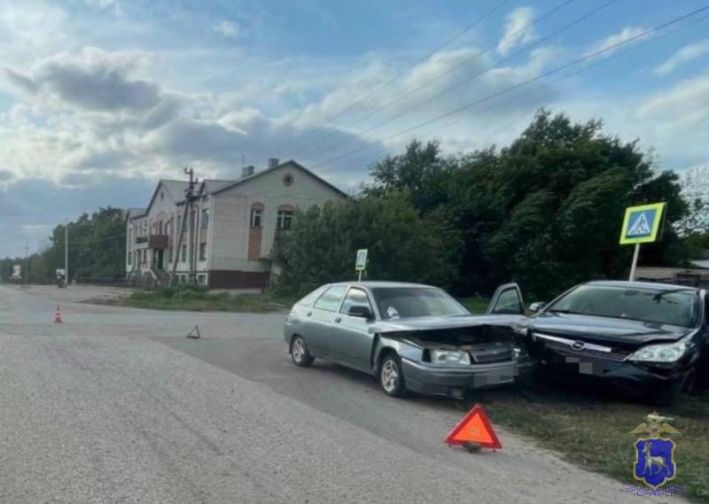 На трассе в Самарской области "Калина" оказалась в кювете