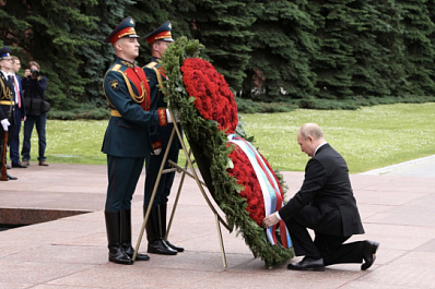 Владимир Путин возложил цветы к Могиле Неизвестного Солдата