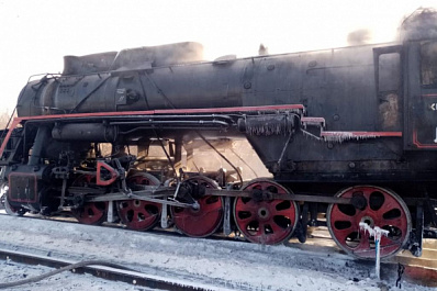 В Самарской области возле ж/д станции загорелся ретро-локомотив