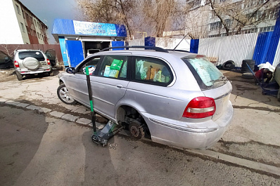 В Самаре британскому журналисту бесплатно заменили шину на машине с гуманитарным грузом для Донбасса