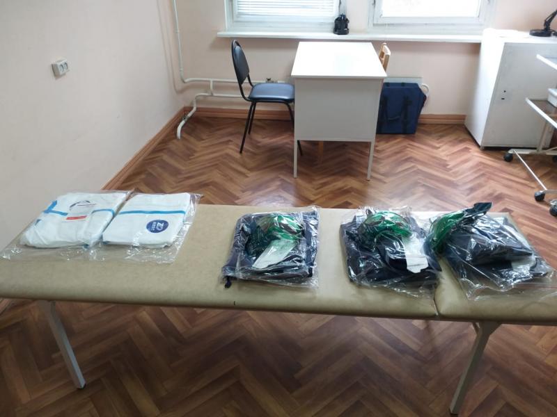 Сотрудники тольяттинской скорой получили более 450 защитных костюмов