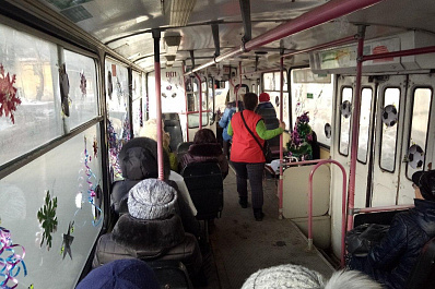 В Самаре на маршруты вышли троллейбусы со Снегурочками за рулем