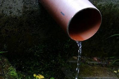 Жителя Самары не выпустили за границу из-за долгов по канализации