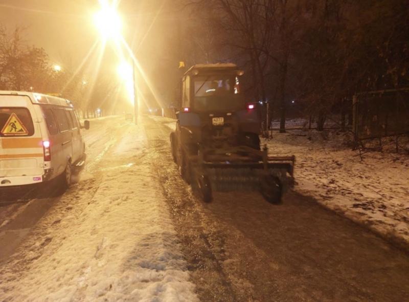 За ночь на дороги Тольятти высыпано 305 тонн противогололедной смеси