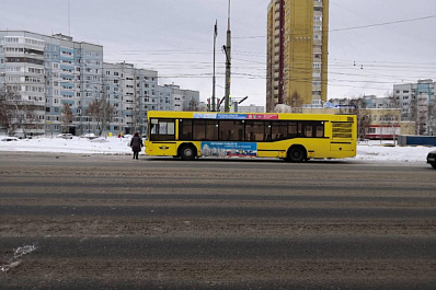 Пассажирский автобус проехал на красный и сбил женщину в Тольятти