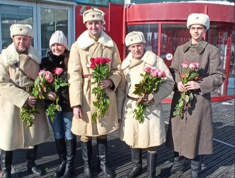 Цветы от губернатора: женщины Тольятти получают поздравления с 8 марта
