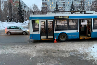 В Самаре троллейбус сбил пешехода, стоявшего посреди дороги