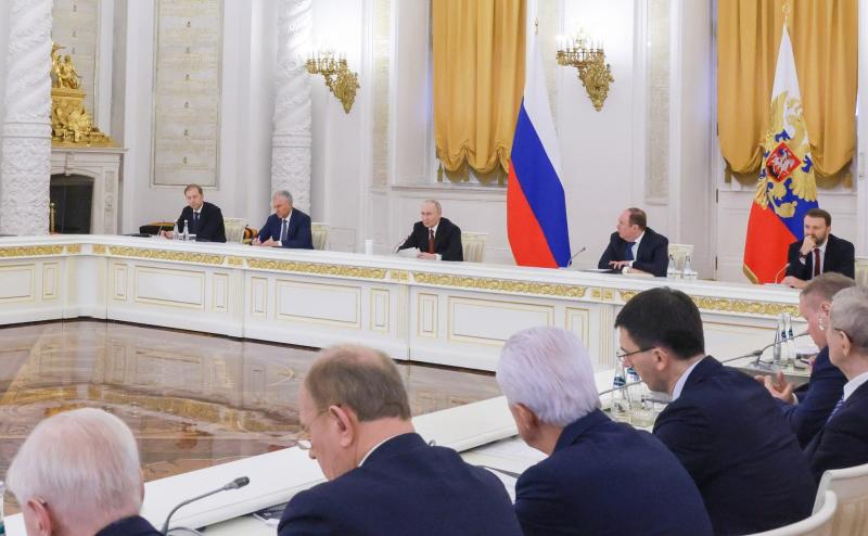 Путин: "Командная работа станет главным критерием в конкурсе "Лидеры России"