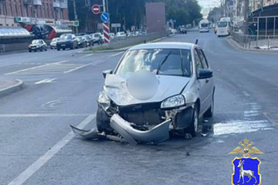 В Самаре в ДТП на перекрестке Победы и Ново-Вокзальной пострадала 52-летняя женщина