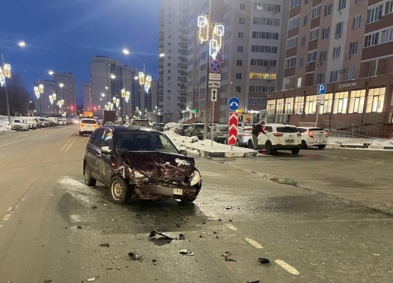 Проехала на красный: в Самаре на Московском шоссе столкнулись две иномарки
