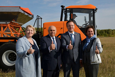 Дмитрий Азаров поздравил работников агропромышленного комплекса с профессиональным праздником