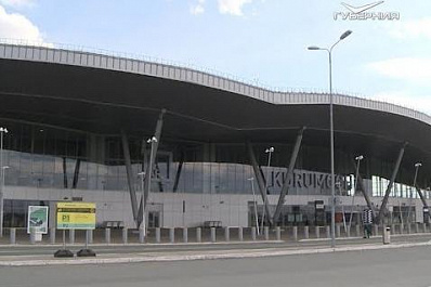 В Курумоче волонтеры помогают медикам встречать прилетающих пассажиров