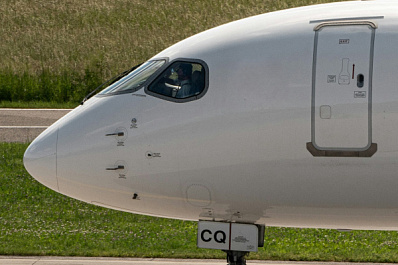 Президент Франции Эммануэль Макрон получил по губам