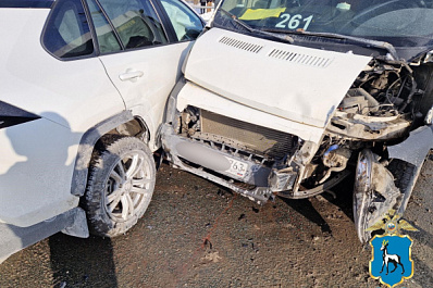 В Самаре на ул. Ново-Садовой внедорожник протаранил маршрутку