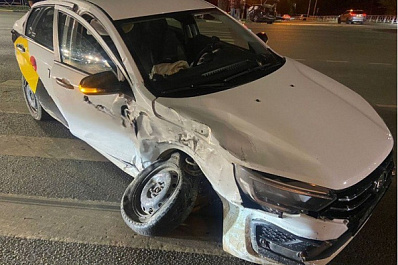 Пятеро пострадали: в Самаре автомобиль такси врезался во внедорожник