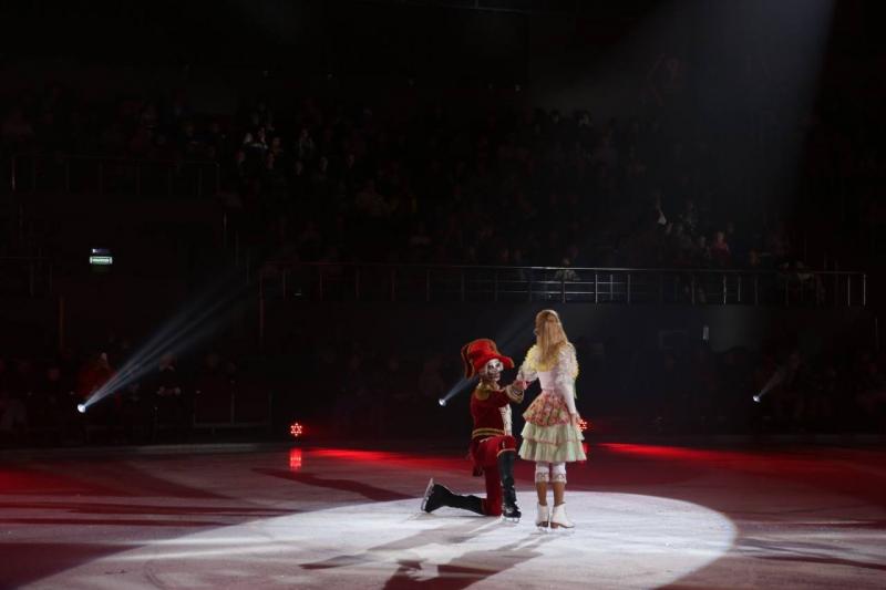 В Самаре для семей военнослужащих олимпийские чемпионы представили ледовое шоу "Щелкунчик"