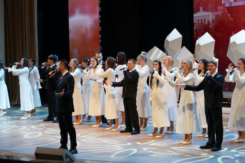 Вячеслав Федорищев вручил знак "Почетный гражданин Самарской области" Олегу Кононенко