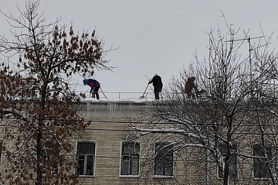 В Самаре 70 бригад расчищают крыши от снега
