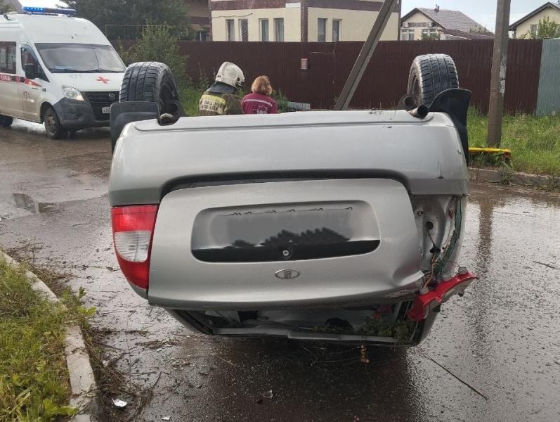 В Самарской области на сельской дороге перевернулась LADA Kalina