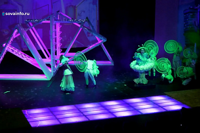 На сцене "СамАрта" представили современное прочтение сказки "Сны Алисы"