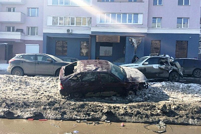 В Самаре 25-летний водитель врезался в припаркованные автомобили