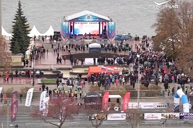 Вид сверху: 4 ноября в Самаре 500 человек выстроились в слова Мы едины