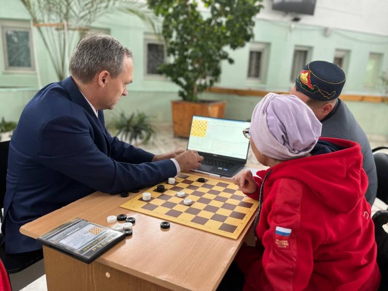 Международный гроссмейстер Олег Дашков провел мастер-класс для чемпионки России по шашкам