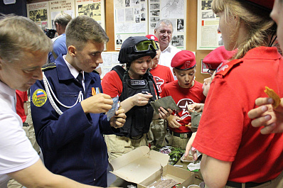Самарские школьники примерили снаряжение ОМОНа и протестировали сухпайки