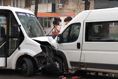 Два пассажирских автобуса столкнулись лоб в лоб в Тольятти