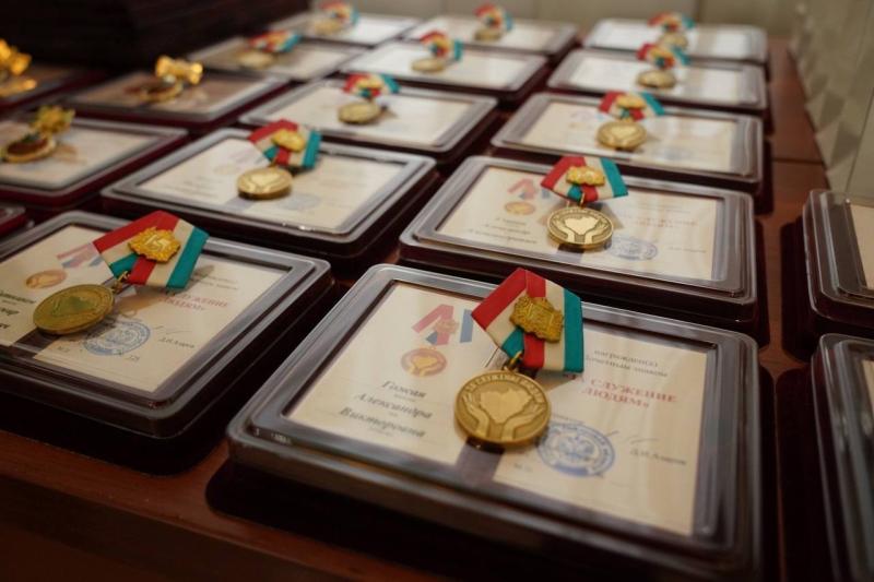 Губернатор вручил награды защитникам Отечества и людям, которые внесли вклад в развитие Самарской области