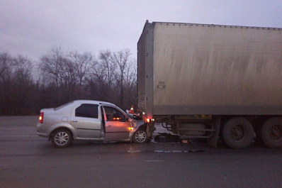 В Самаре грузовик "сел" на машину с автоледи